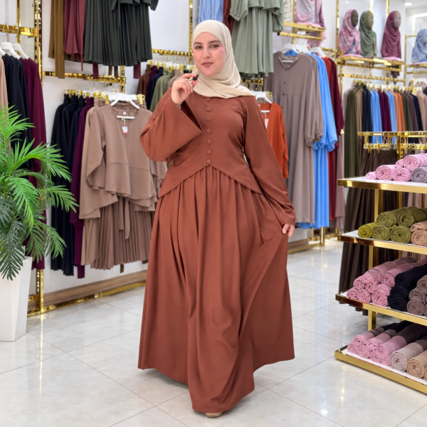 طقم «أناقة» — تنورة طويلة وواسعة مع بلوزة بالزرار - Image 2