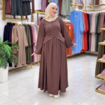 طقم «أناقة» — تنورة طويلة وواسعة مع بلوزة بالزرار