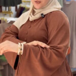 طقم «أناقة» — تنورة طويلة وواسعة مع بلوزة بالزرار - Image 5