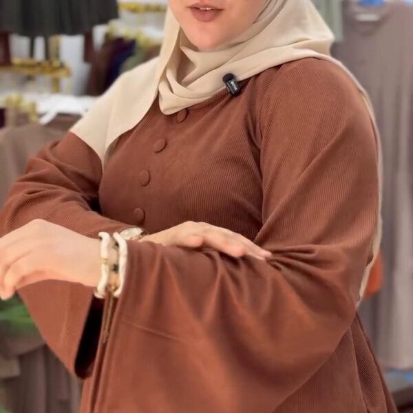 طقم «أناقة» — تنورة طويلة وواسعة مع بلوزة بالزرار - Image 5